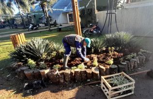 Trabajos de embellecimiento en el Parque de las Naciones de cara a la Pre Fiesta del Inmigrante
