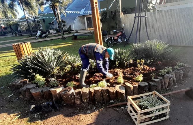 Trabajos de embellecimiento en el Parque de las Naciones de cara a la Pre Fiesta del Inmigrante