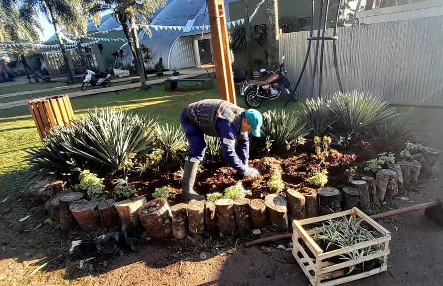 Trabajos de embellecimiento en el Parque de las Naciones de cara a la Pre Fiesta del Inmigrante