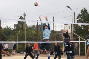 Más de 100 jóvenes participaron de la cuarta fecha del Torneo Apertura de Vóley Barrial en el barrio Schuster de Oberá