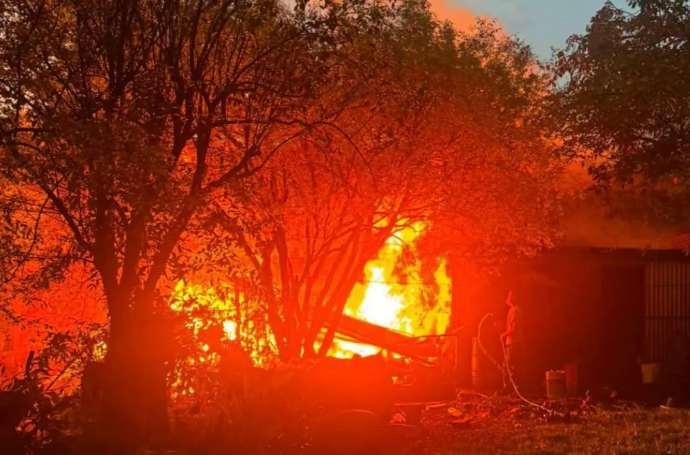 OBEÁ: Incendio de un depósito en pleno centro de la cuidad