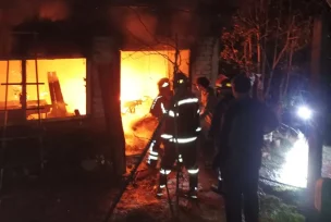 Voraz incendio destruyó una carpintería en Oberá, pero salvaron la vivienda principal