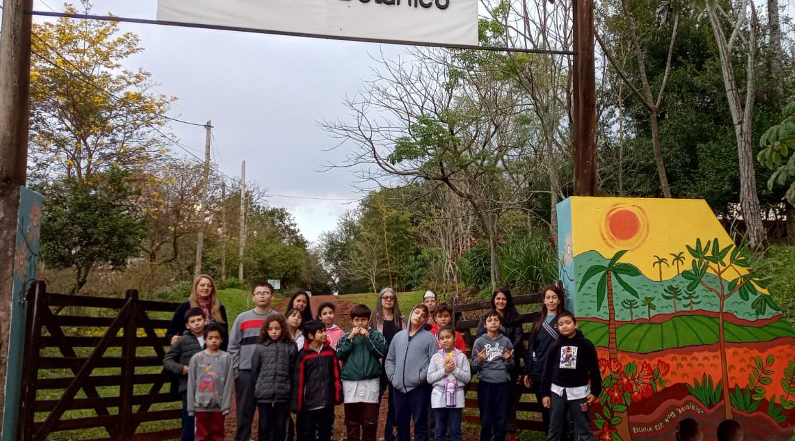 La Dirección de Turismo agasajó a los alumnos de la Escuela Especial N° 13 que pintaron los murales del Jardín Botánico