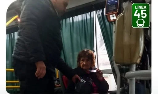 Un colectivero en Posadas encontró un bolso con dinero y no dudó en buscar a su dueña