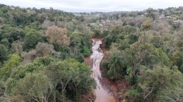 Más de 700 metros del arroyo Mbotaby fueron intervenidos en la zona de Caballeriza de Oberá