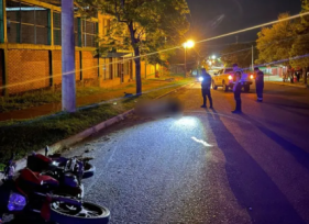 Un motociclista murió durante la noche del jueves luego de despistar y caer sobre la calzada