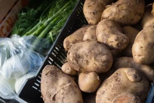 El precio de la papa se disparó un 250% por las lluvias y comerciantes buscan sostener las ventas con descuentos