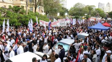 Más de 431 médicos paraguayos renuncian al sistema de salud ante falta de respuestas del gobierno