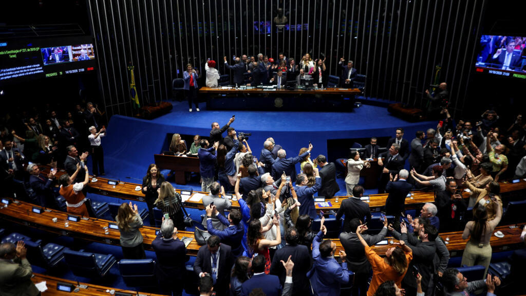 Brasil aprueba reducir la jornada laboral en vísperas del balotaje