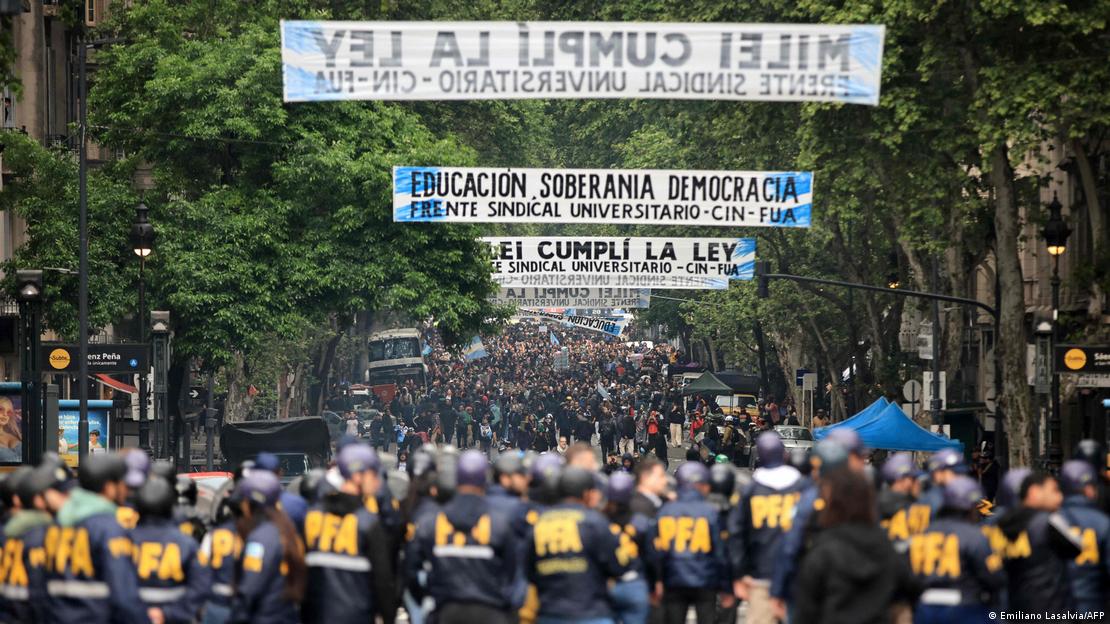Incidentes y represión policial durante la quinta marcha Federal Universitaria