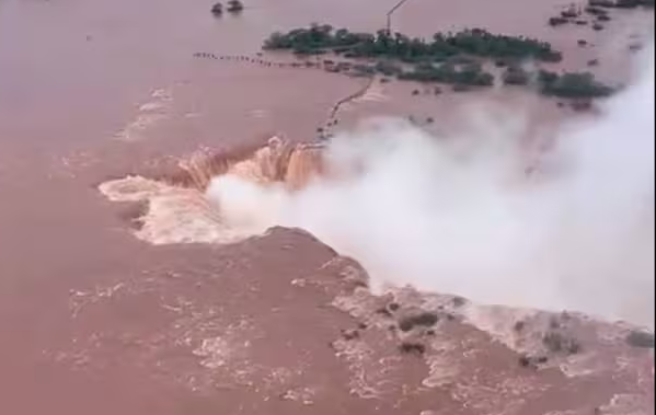 Debido a la fuerte crecida del río Iguazú, restringieron el acceso a las Cataratas