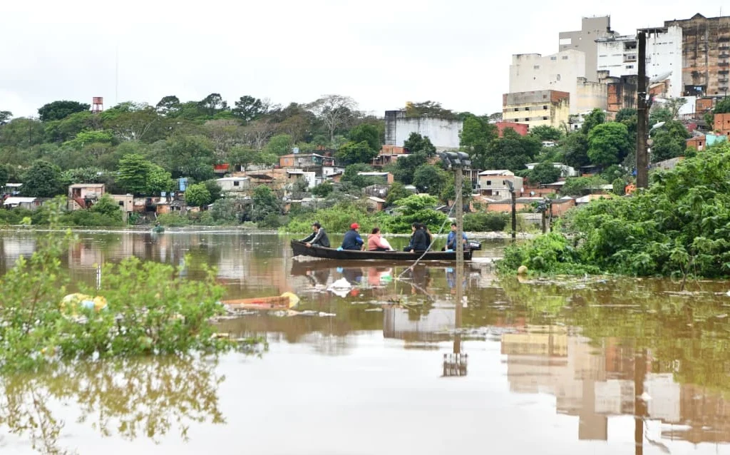 Familias evacuadas, clases suspendidas y economía suspendida, es lo que vive Paraguay por las inundaciones