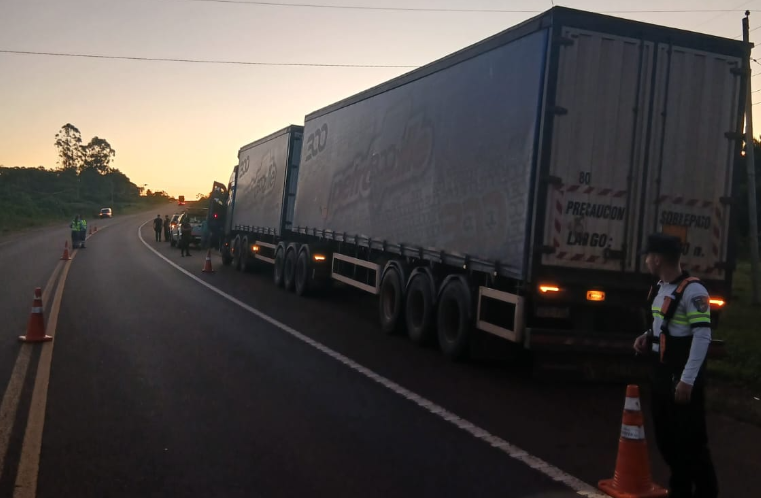Conducía un camión bitren haciendo zigzag por la Ruta 14 y dio positivo de alcoholemia con 1,83 g/l