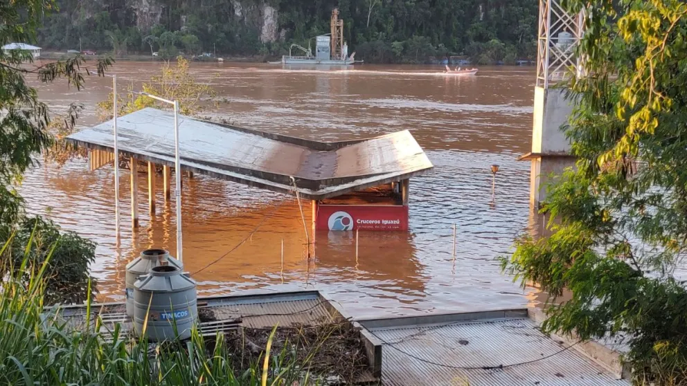 El paso fronterizo Puerto Iguazú-Tres fronteras está cerrado por inundaciones